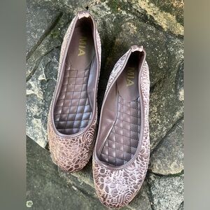 Mia Elegant Floral Lace Flats